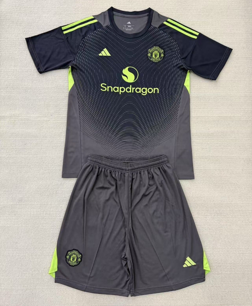 Manchester United 25/26 Black Goalkeeper Kids Jersey Set