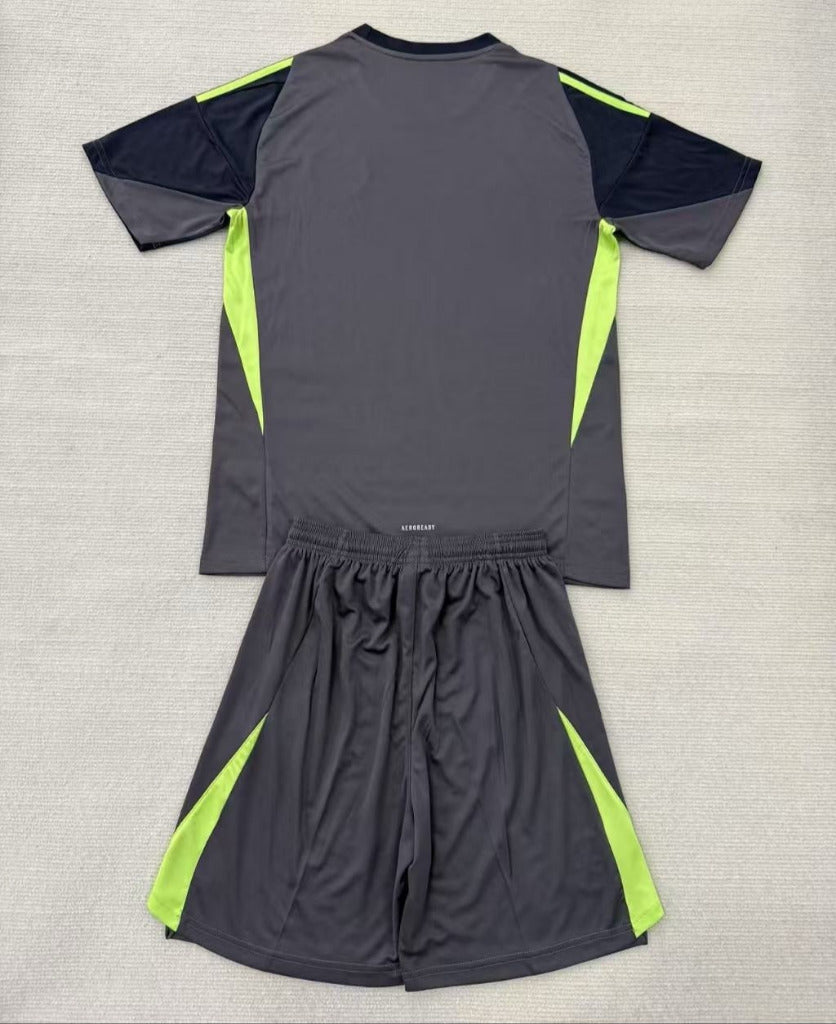 Manchester United 25/26 Black Goalkeeper Kids Jersey Set